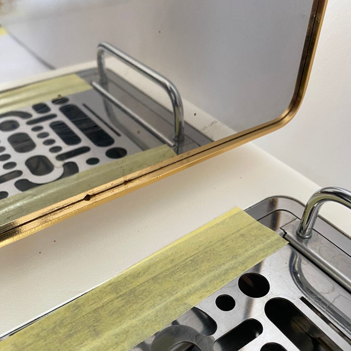Ikonisches Weiß und 24 Karat Gold 01 – Outlet