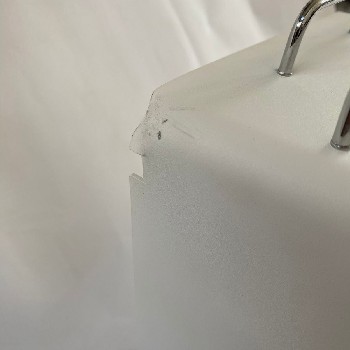 Ikonisches Weiß und 24 Karat Gold 02 – Outlet