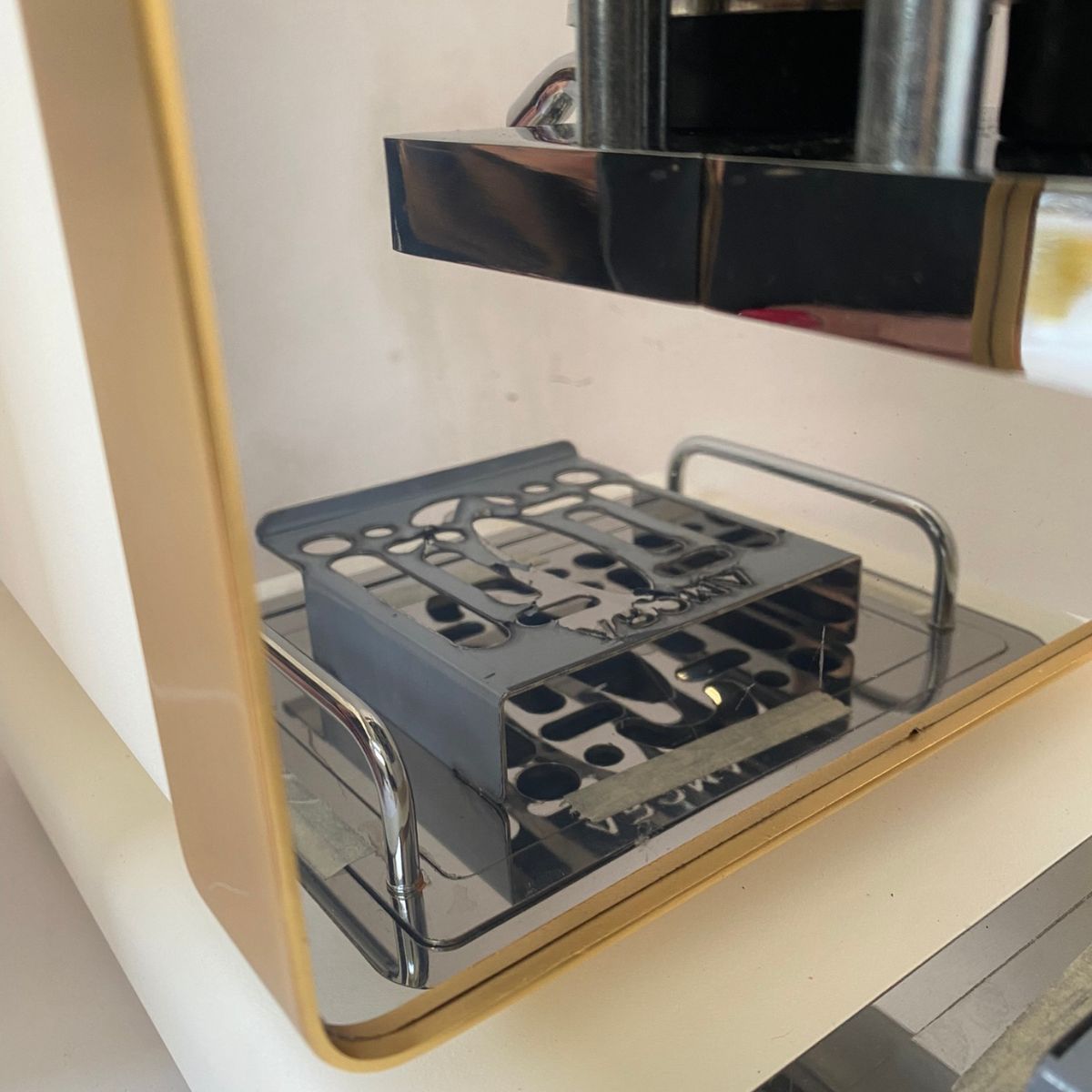 Ikonisches Weiß und 24 Karat Gold 03 – Outlet