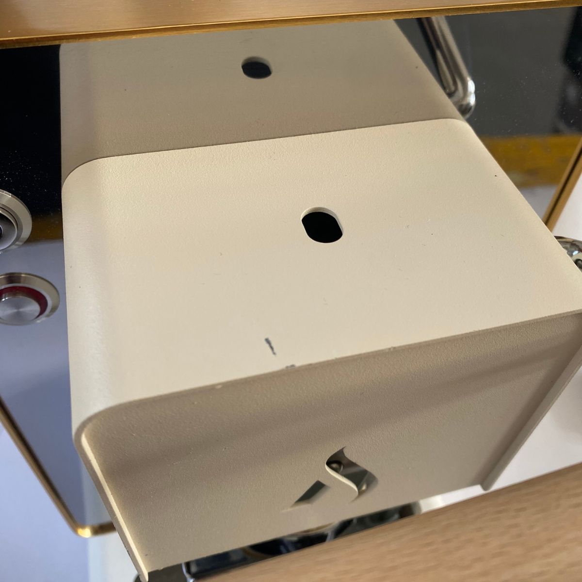 Ikonisches Weiß und 24 Karat Gold 04 – Outlet