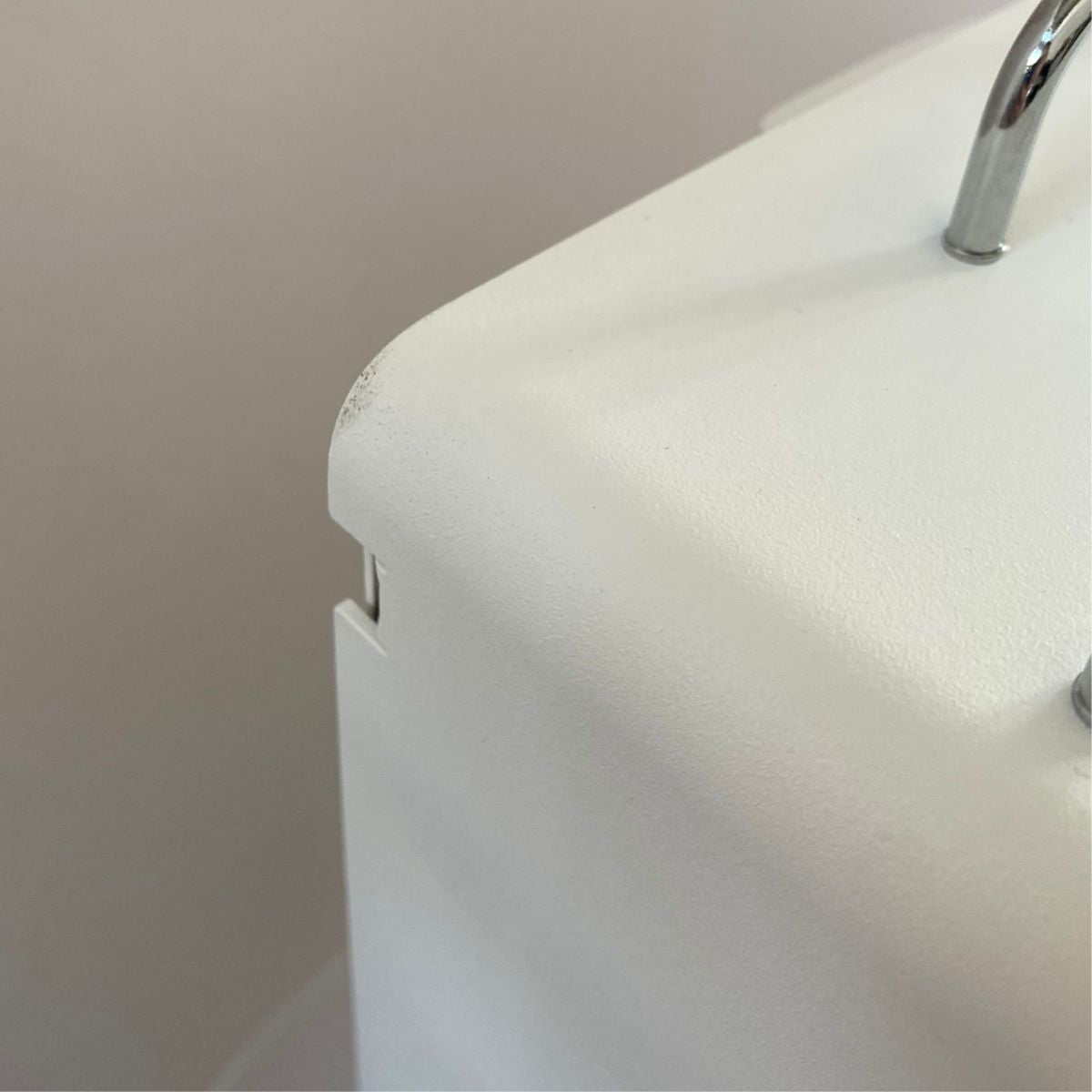 Ikonisches Weiß und 24 Karat Gold 01 – Outlet