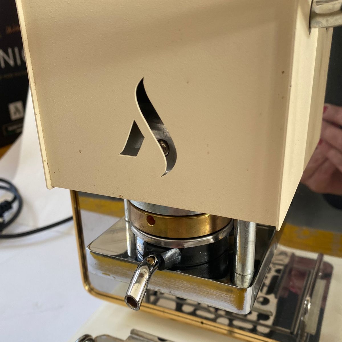 Ikonisches Weiß und 24 Karat Gold 02 – Outlet