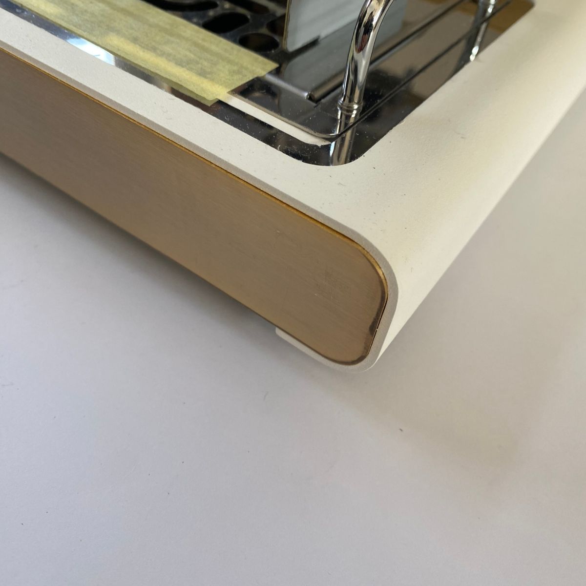Ikonisches Weiß und 24 Karat Gold 01 – Outlet