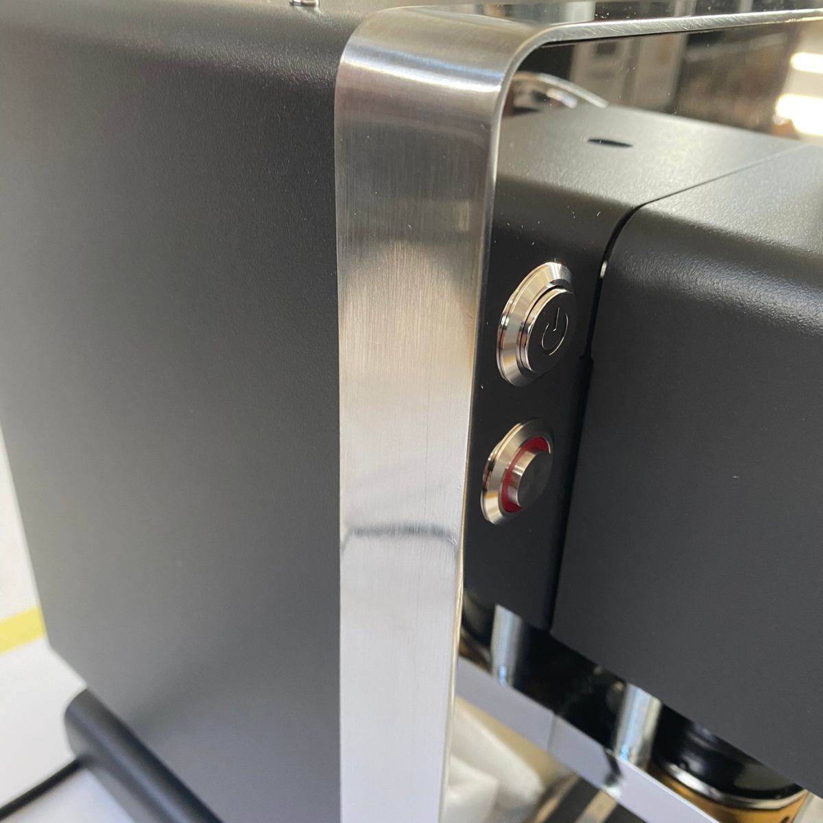 Ikonisches Schwarz und Chrom 01 - Outlet