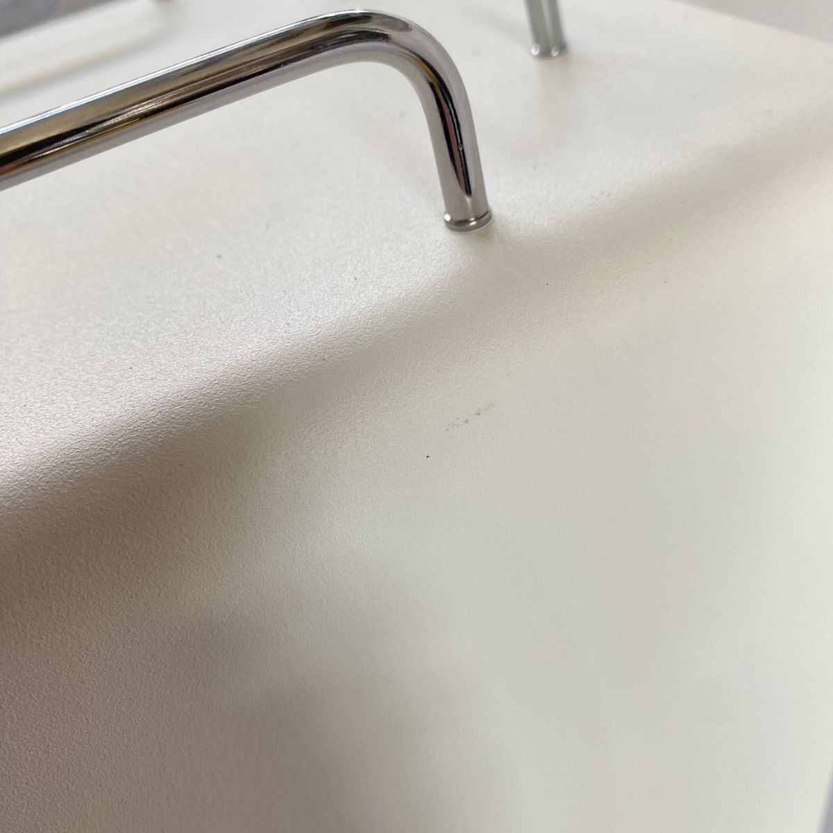 Ikonisches Weiß und 24 Karat Gold 02 – Outlet