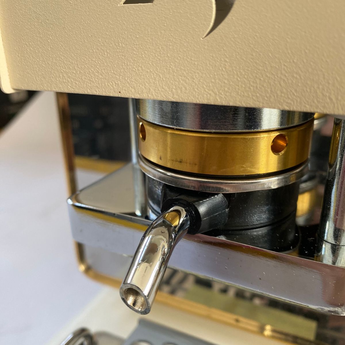 Ikonisches Weiß und 24 Karat Gold 01 – Outlet