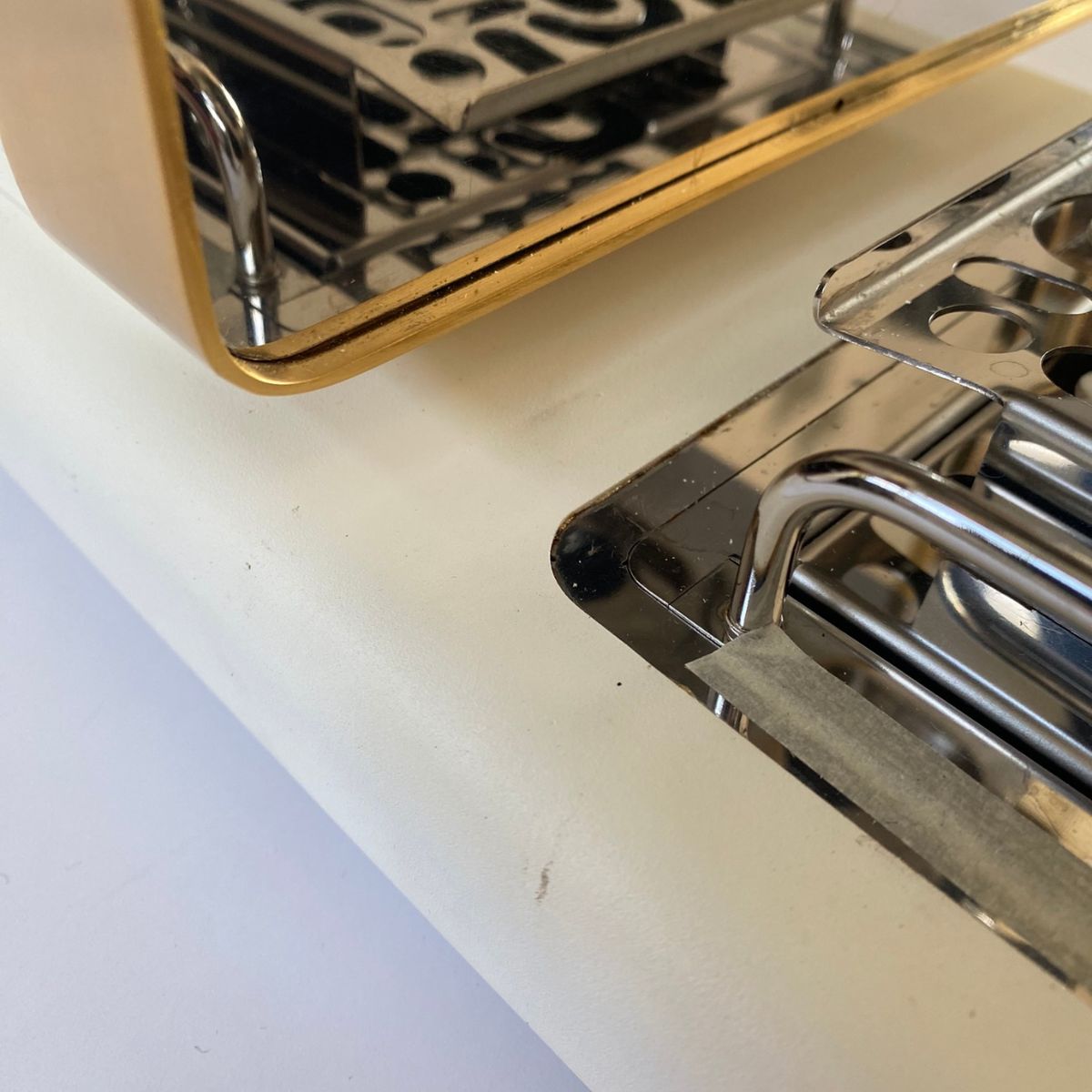 Ikonisches Weiß und 24 Karat Gold 02 – Outlet