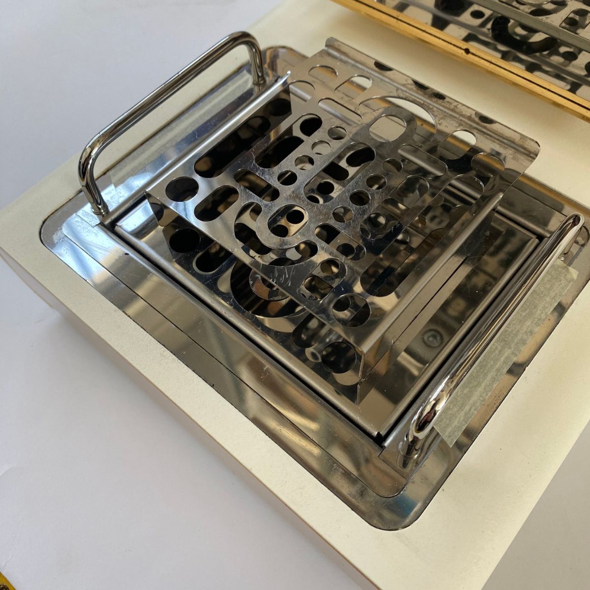 Ikonisches Weiß und 24 Karat Gold 02 – Outlet
